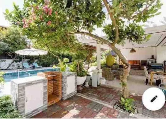 Summer House,Shared Pool, Private Bathroom And Kitchen